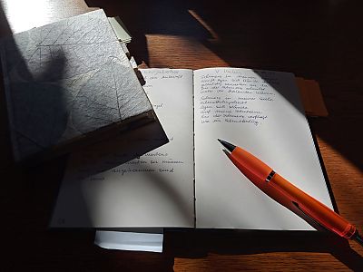 Schreibtisch mit Gedicht